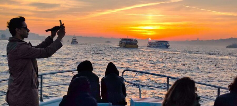 Istanbul: Old City Tour and Luxury Sunset Bosphorus Cruise - The Grand Bazaar and its Sunday alternative
