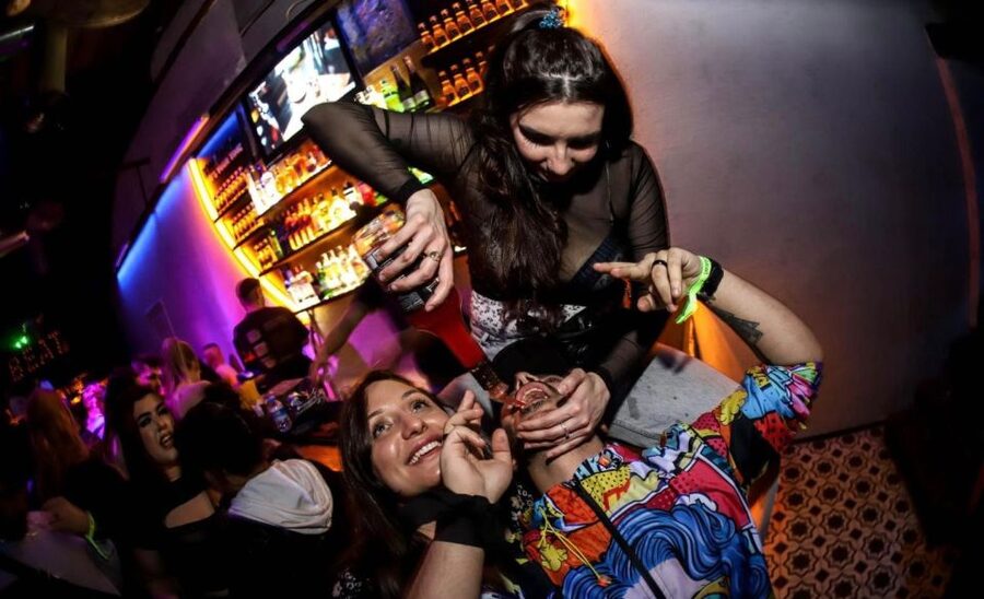 Istanbul: Party Pub Crawl with Party Bus - Safety, late hours, and practical limits