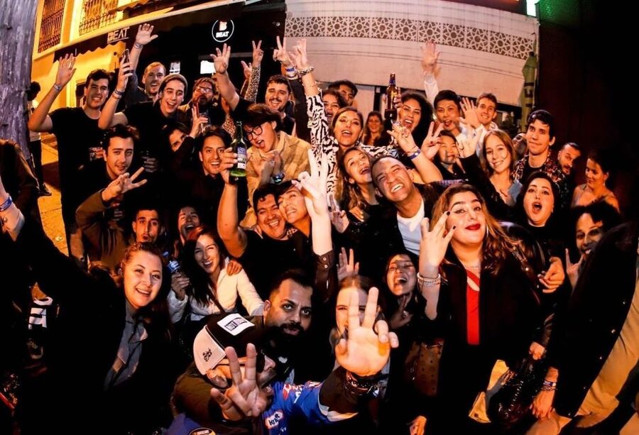 Istanbul: Party Pub Crawl with Party Bus - The meeting bar: games before the first club