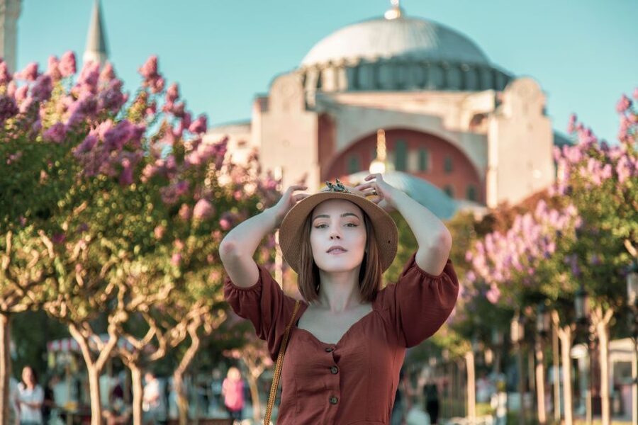 Istanbul: Private photoshoot at Hagia Sophia&Blue Mosque - Meeting at Sultan Ahmet Park
