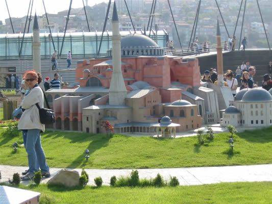 Istanbul's Golden Horn, Eyüp, Miniatürk & Pierre Loti Tour - Entering Eyüp Sultan Mosque and Tomb