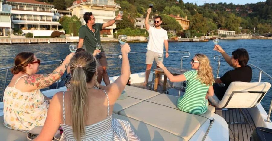 Istanbul: Small Group Yacht Tour with Unlimited Wine - What the commentary is really like