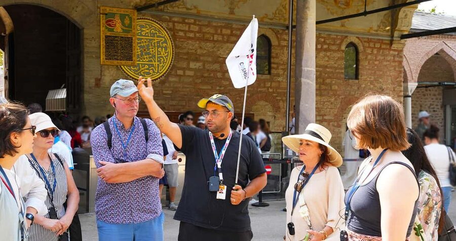Istanbul: Topkapi and Harem Tour with Skip-the-Line Ticket - The Council Hall, arms, and Holy Relics