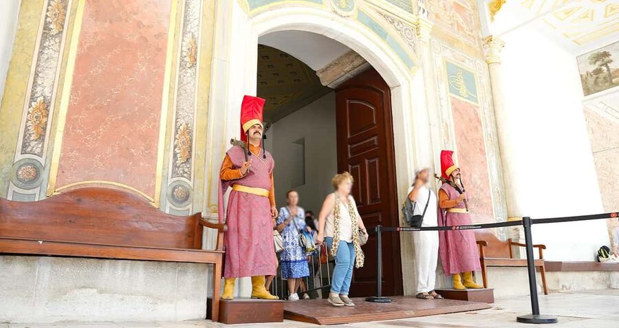 Istanbul: Topkapi and Harem Tour with Skip-the-Line Ticket - Meeting your guide near the palace
