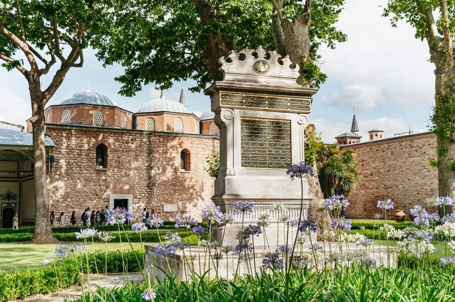 Istanbul: Topkapi Palace and Harem Guided Tour with Ticket - Entering the palace through the ticket line