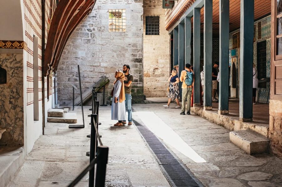 Istanbul: Topkapi Palace and Harem Guided Tour with Ticket - Two hours among courtyards, pavilions, and imperial collections