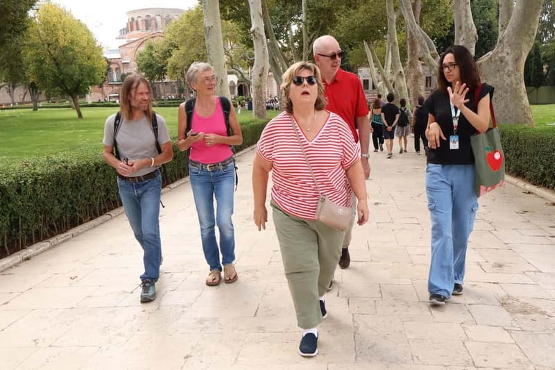 Istanbul: Topkapi Palace and Harem Museum Tour with Ticket - Guide quality and the pace of information