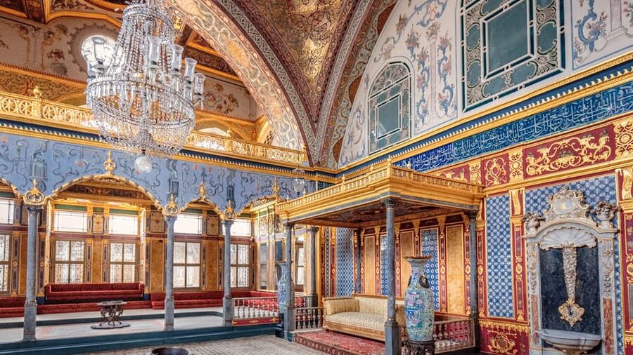 Istanbul: Topkapi Palace Guided Tour w/ Skip-the-Ticket-Line - Meeting behind the Blue Mosque