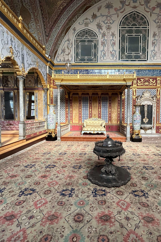 Istanbul: Topkapi Palace & Harem Museum Ticket & Audio Guide - Courtyards, tilework, and royal collections