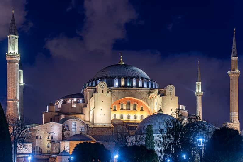 Istanbul: Tour of Hagia Sophia and Blue Mosque By Night - The guide can make or break the visit