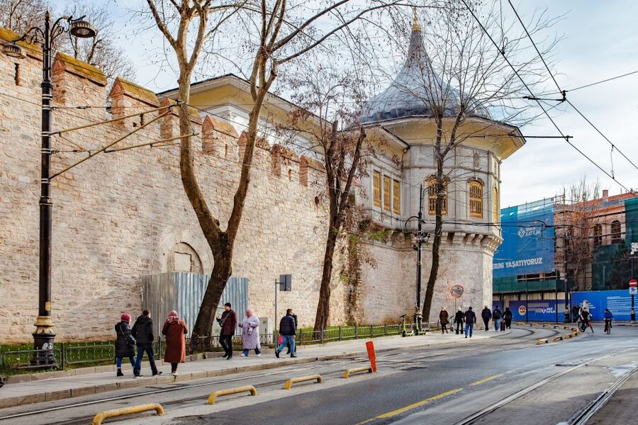 Istanbul: Two Continents Evening Bus Tour with Commentary - Reaching Asia at Beylerbeyi Palace