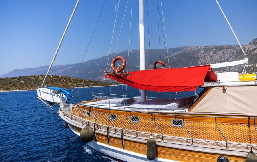 Kas: Limanagzi Beach & Island-Hopping Boat Tour with Lunch - Pigeon Island’s sunken tank and shark statue