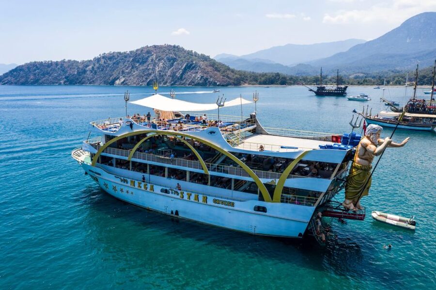 Kemer: Full-Day Boat Trip with Lunch and DJ - Leaving Kemer Harbor with music already playing