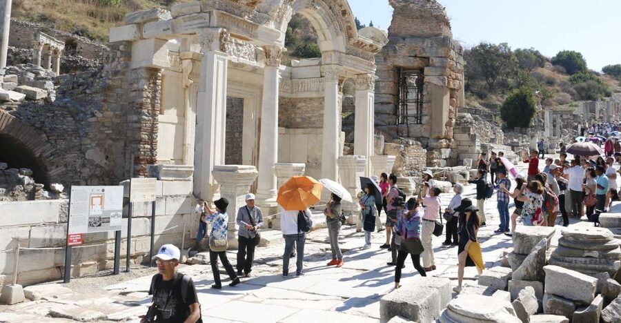 Kusadasi or Selcuk: Full-Day Ephesus Tour with Lunch - Lunch at a local restaurant