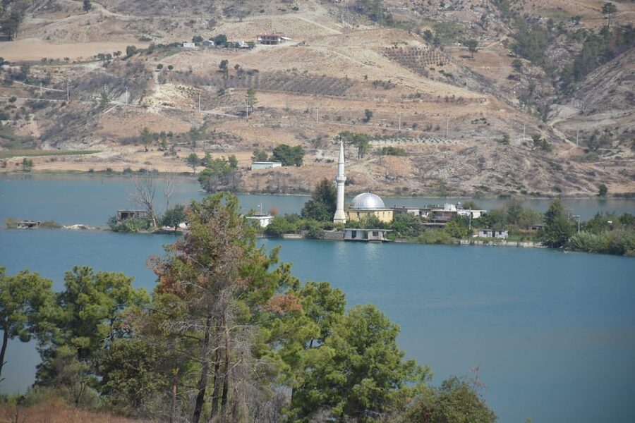 Manavgat: Guided Aqueduct, Waterfall & Green Lake Tour - Guides, buses, and the feel of the day