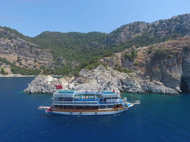 Marmaris: Boat Trip w/Lunch, ansfer & Unlimited Drinks - BBQ lunch served aboard the boat