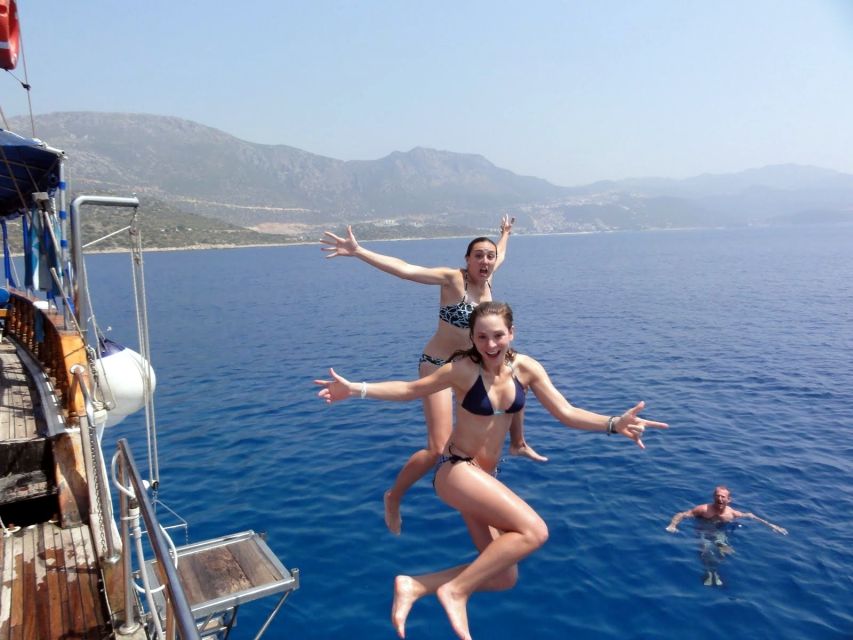 Marmaris: Boat Trip with Unlimited Drinks and BBQ Lunch - Six hours around Marmaris by boat