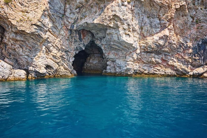 Side: Pirate Boat Trip with Lunch & Swimming Stops - How the crew shapes the day