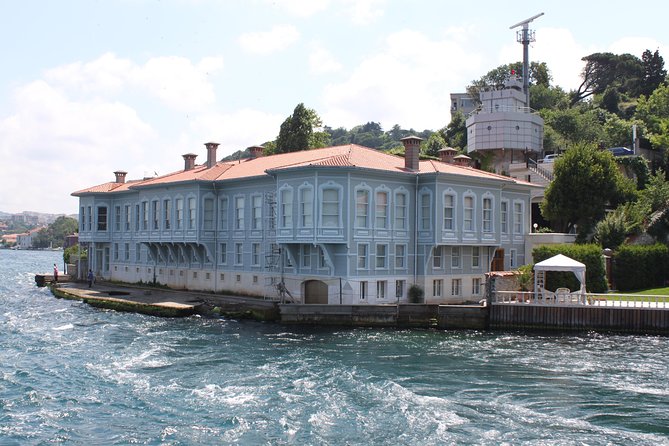 Small Group Full-Day Istanbul: Old City, Bosphorus Cruise & Lunch - Guides, group changes, and the pace